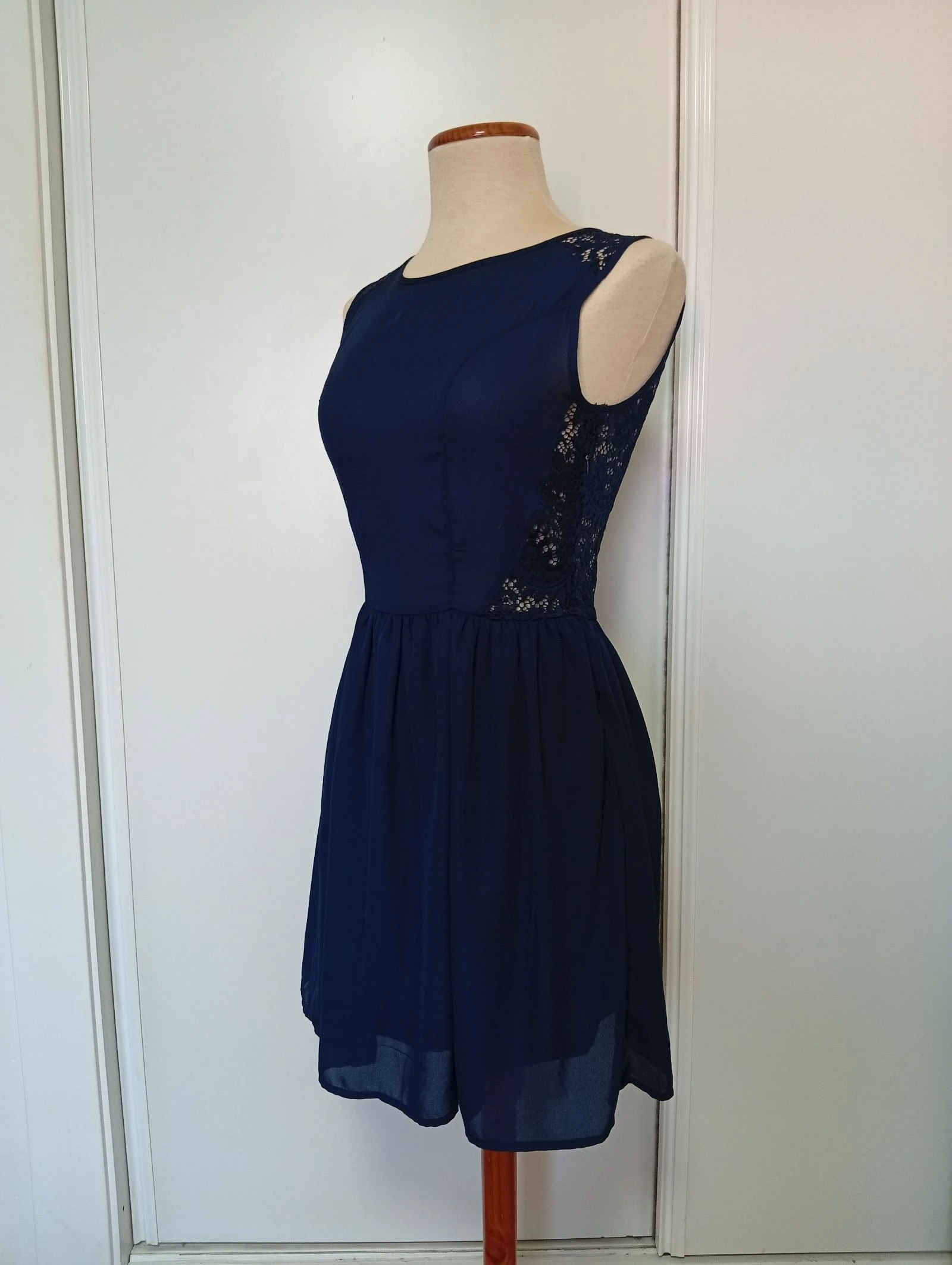 Vestido corto azul marino estilo coctel 